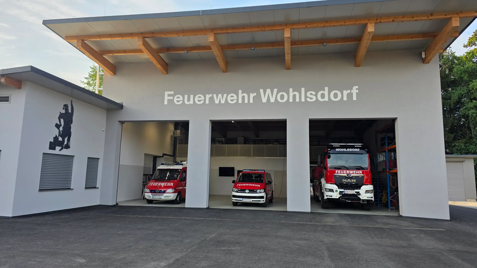 Fahrzeuge der FF Wohlsdorf in der Fahrzeughalle